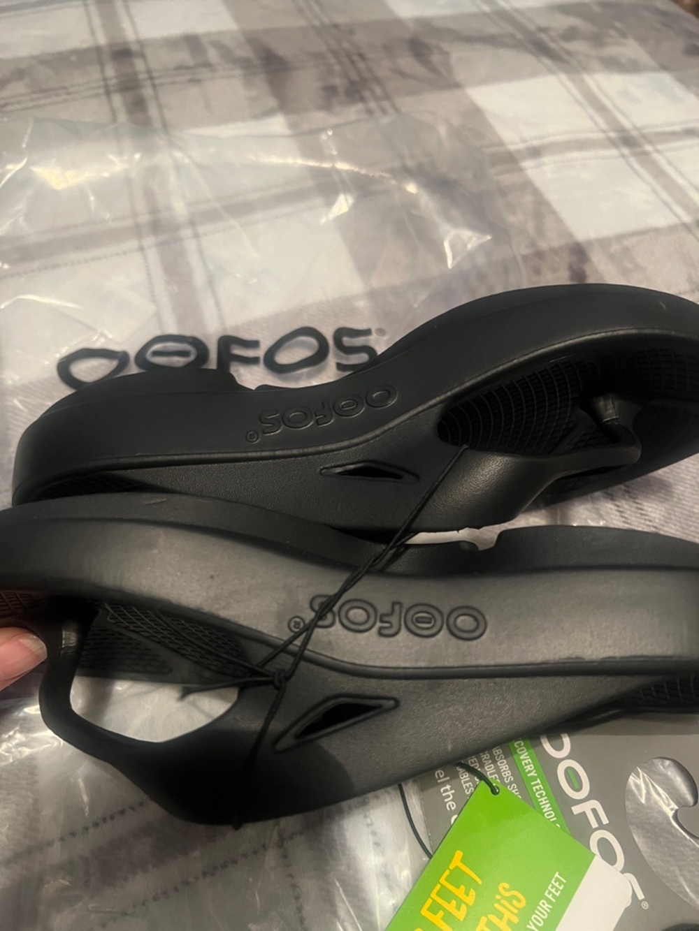 OOFOS Women’s Black Recovery Flip Sandals - Picture 4 of 7